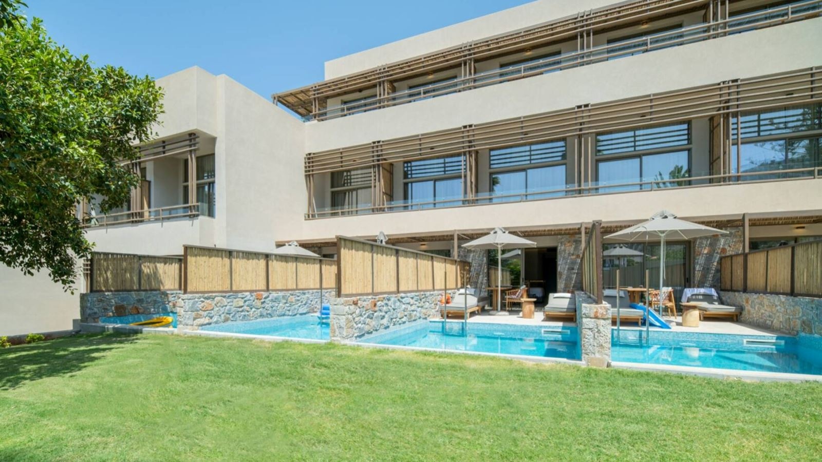 rooms-family-gardenview-privatepool