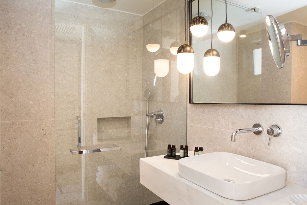 rooms-bungalow-pool-front