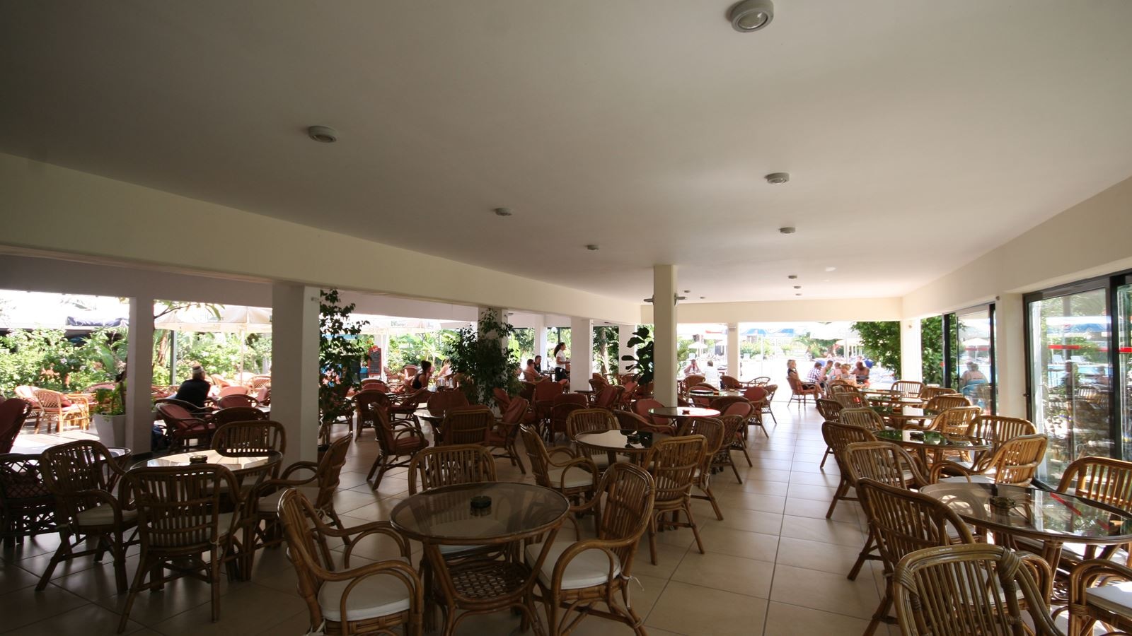 restaurants-pool--snack-bar