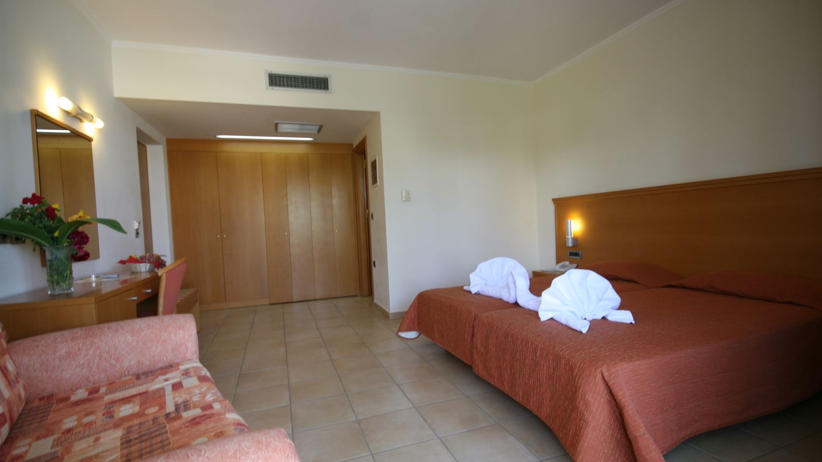 rooms-double-poll-sidepool-or-garden-view