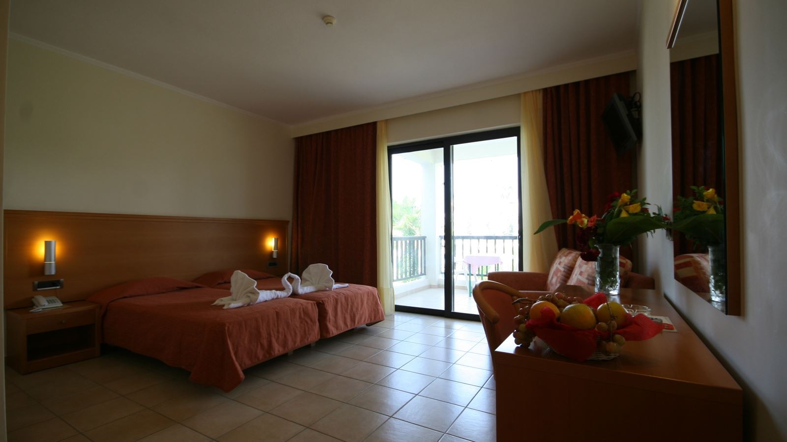 rooms-double-poll-sidepool-or-garden-view