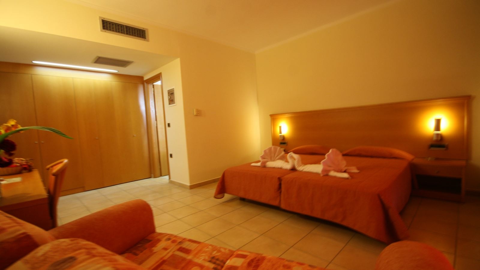 rooms-double-poll-sidepool-or-garden-view