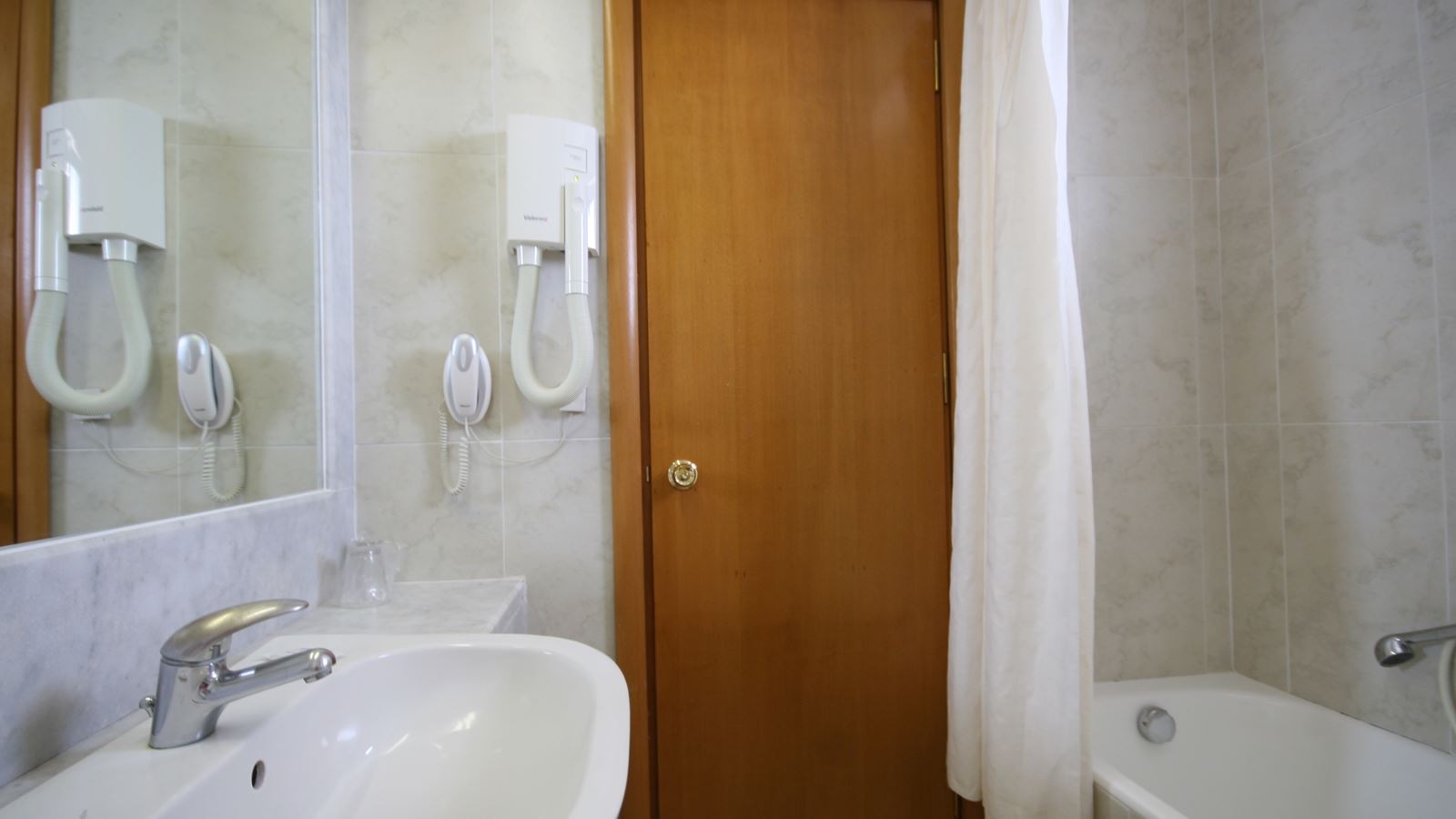 rooms-double-poll-sidepool-or-garden-view