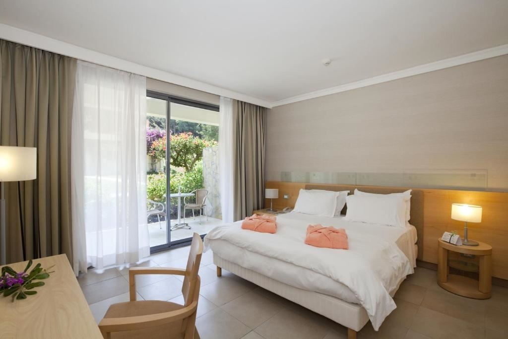 rooms-family-garden-view