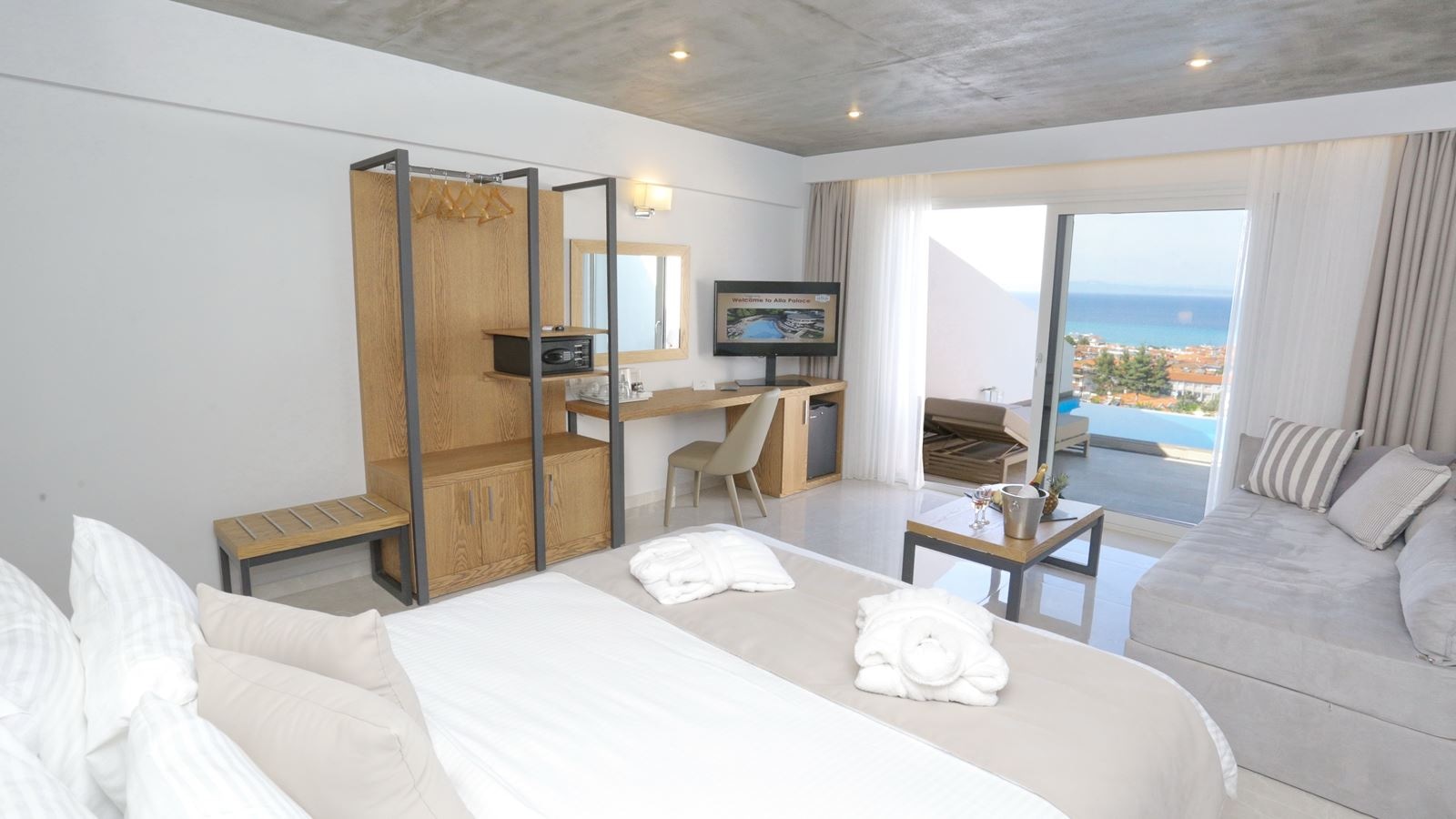 rooms-deluxe-junior-suite-with-private-heated-pool-and-panoramic-sea-view