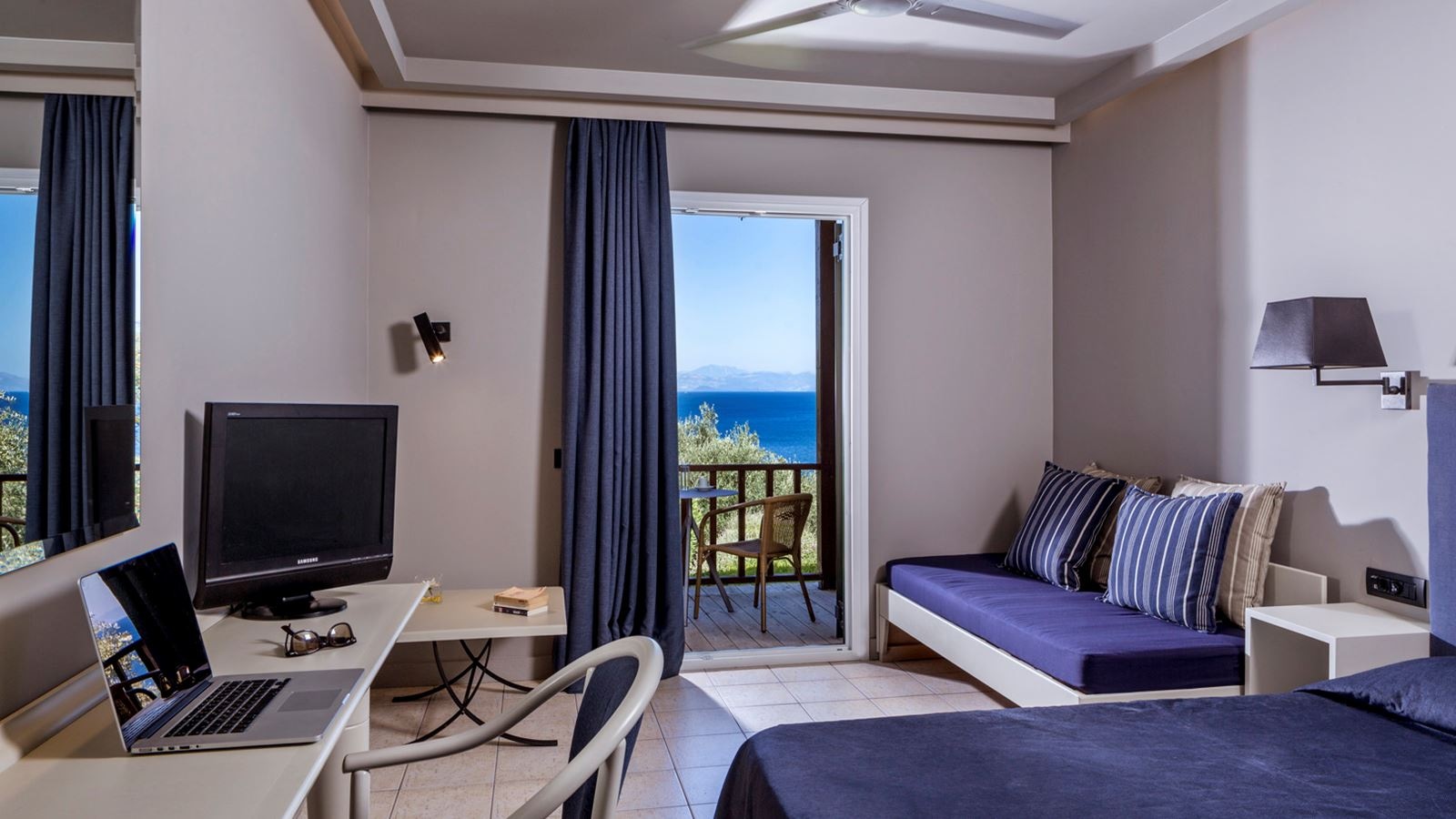 rooms-main-building-single--room-sea-view