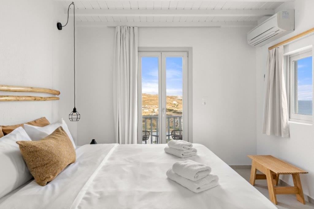 rooms-friends-and-family-room-sea-view