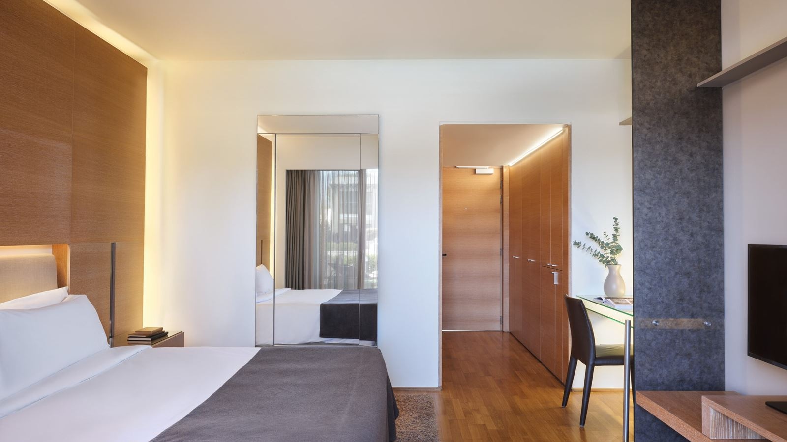 rooms-superior-room-pool-view