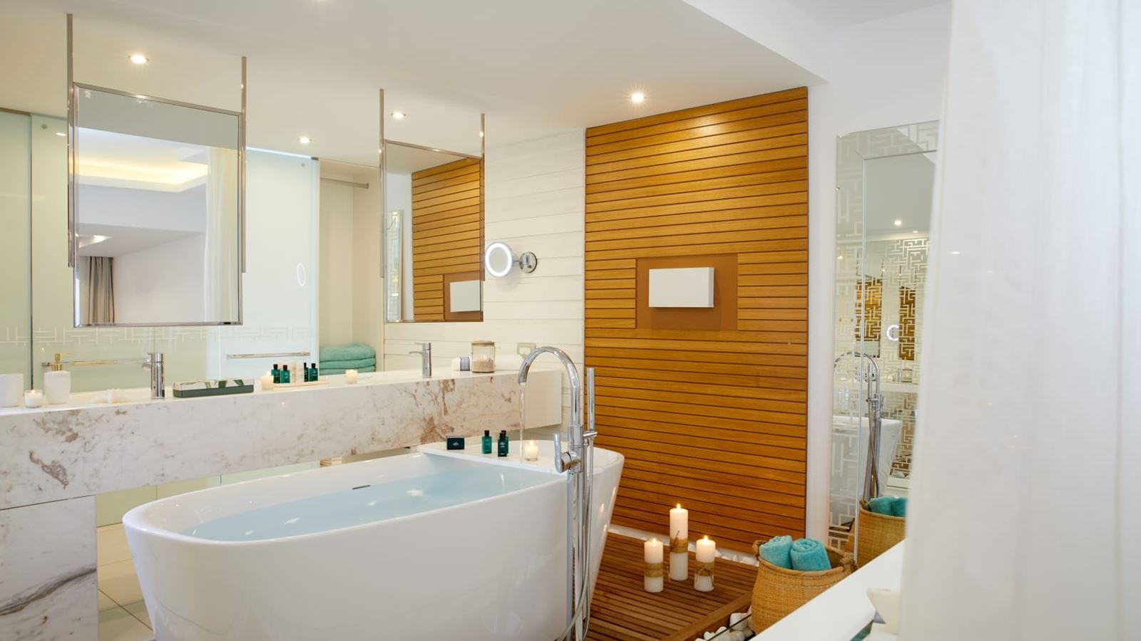 rooms-signature-island-suite-beachfront-jacuzzi