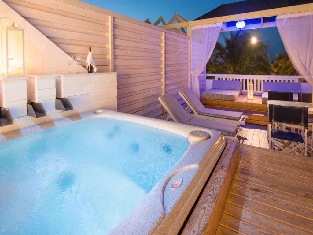 rooms-signature-island-suite-beachfront-jacuzzi