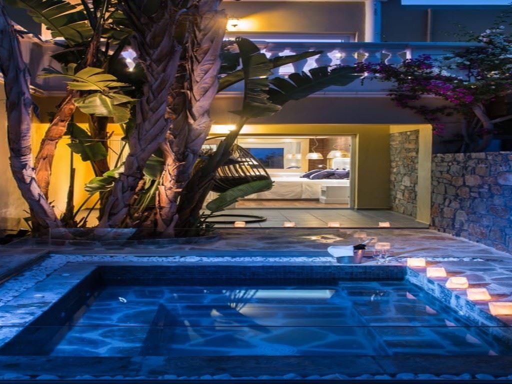 rooms-signature-island-suite-beachfront-jacuzzi