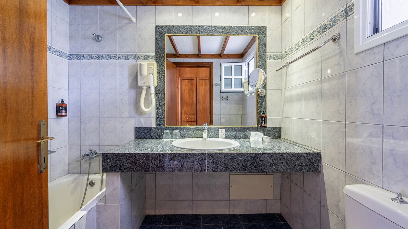 rooms-single-use-room-balcony-or-terrace