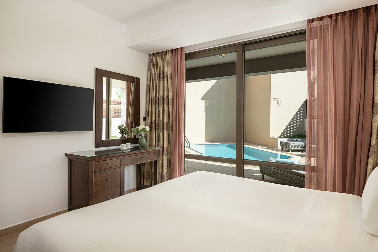 rooms-2-bedroom-suite-private-pool-and-jacuzzi