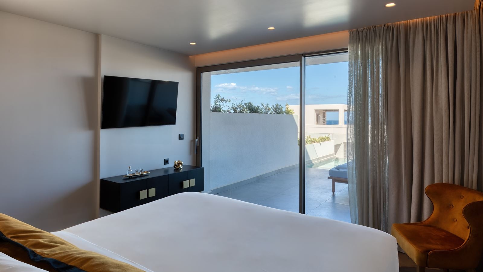 rooms-ivory-gold-suite-side-seaview-individual-pool