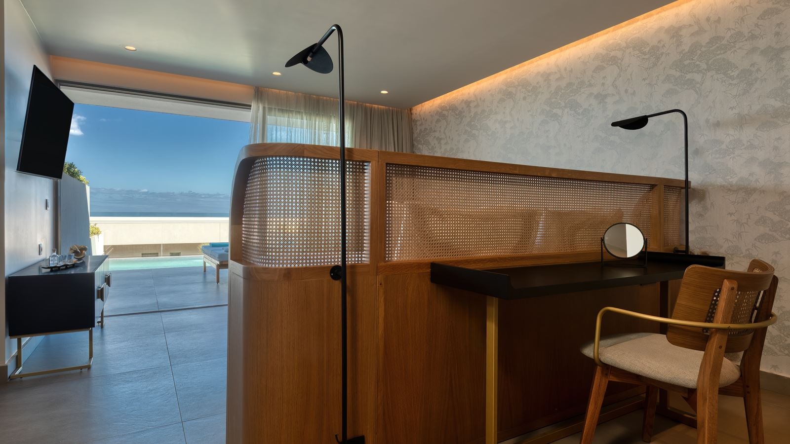 rooms-ivory-gold-suite-side-seaview-individual-pool