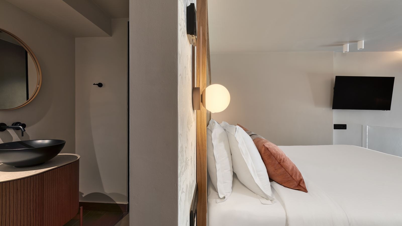 rooms-rouge-gold-maisonette-suite-individual-pool