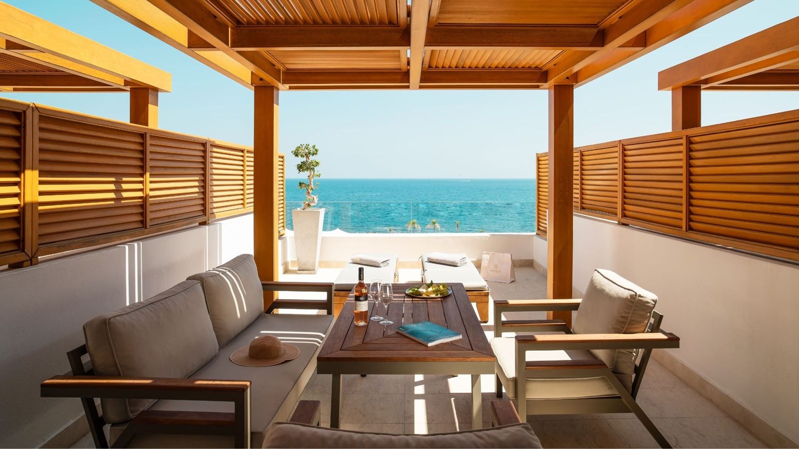 rooms-junior-suite-sea-view-with-whirpool-spa-jazzi