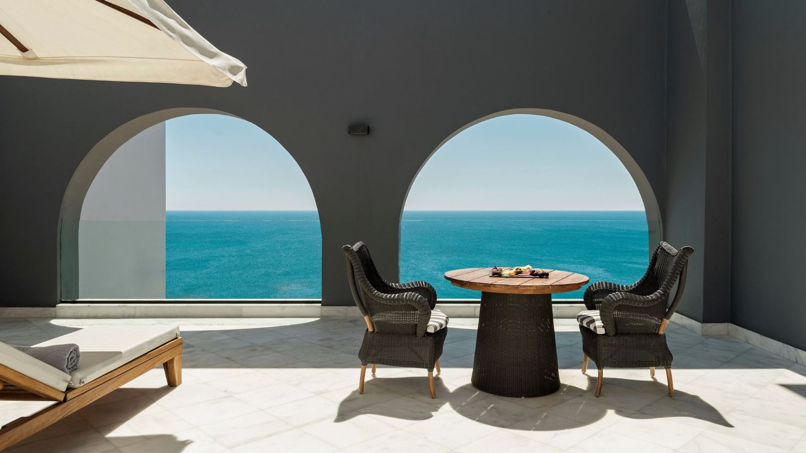 rooms-presidential-suite-sea-view-with-jacuzzi