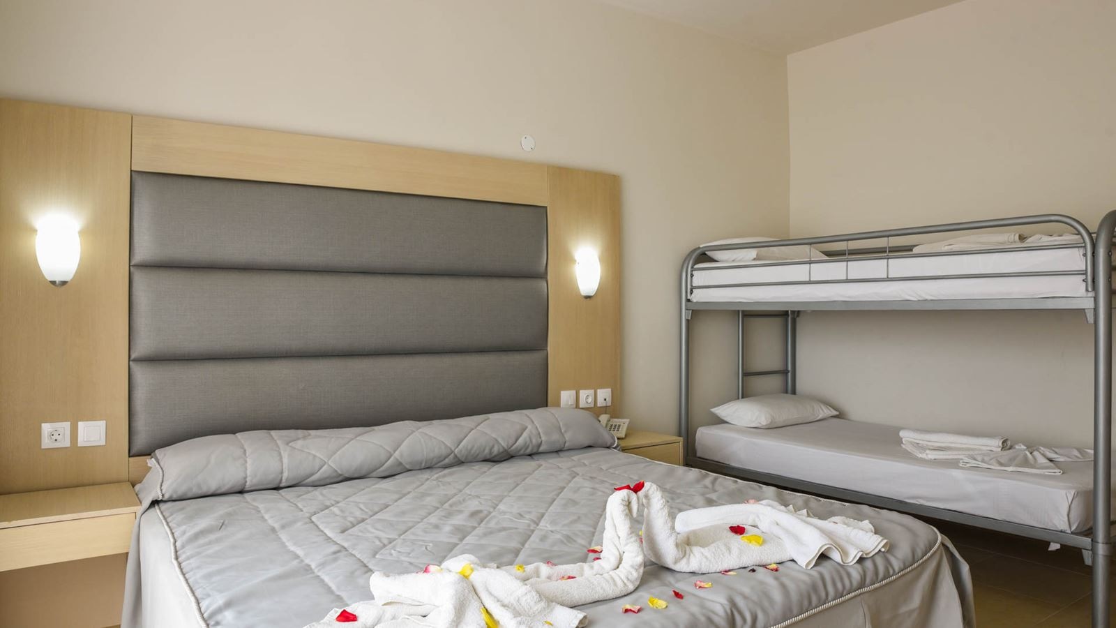 rooms-room-family-large-w-bunkbed