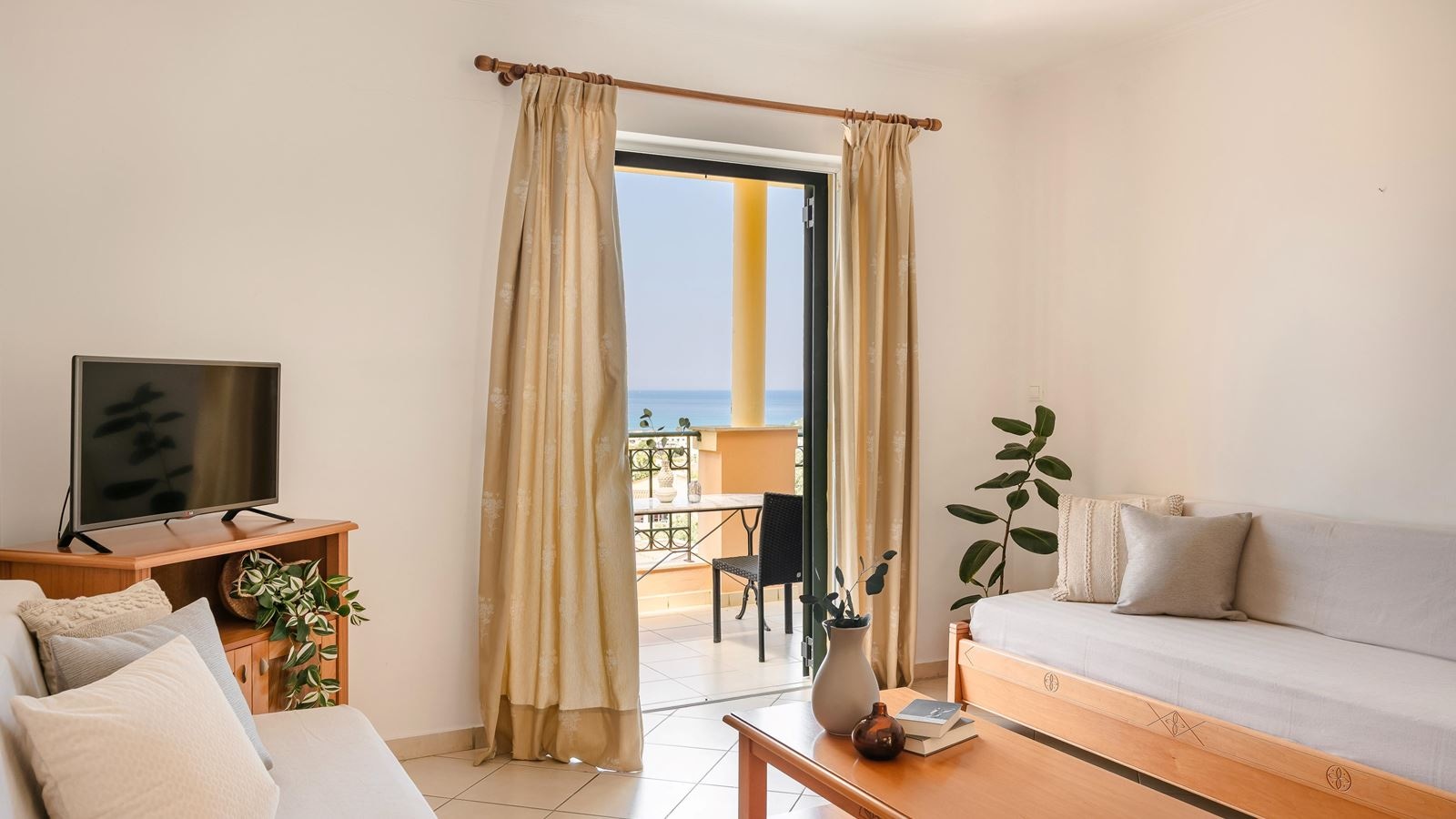 rooms-one-bedroom-family-superior-sea-view-balcony-or-terrace