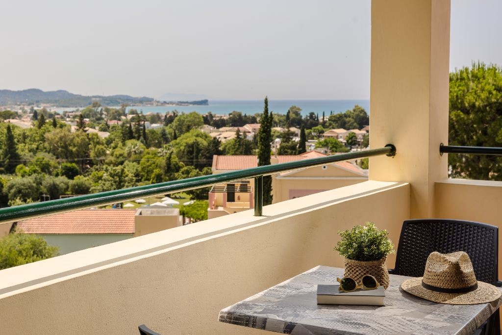 rooms-one-bedroom-family--side-sea-view-balcony-or-terrace