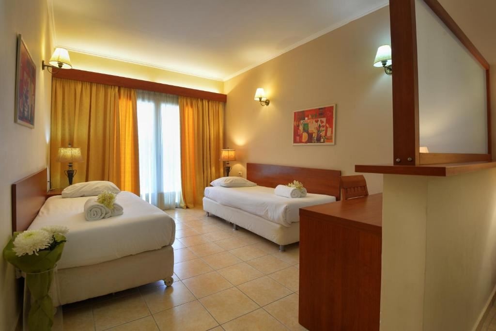 rooms-family-pool-view