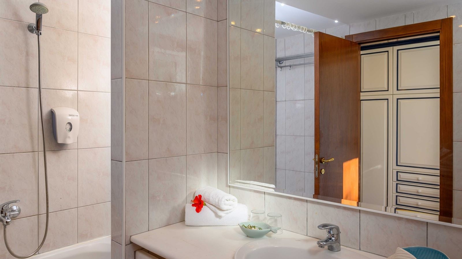 rooms-single-use-room-seaview-balcony-or-terrace