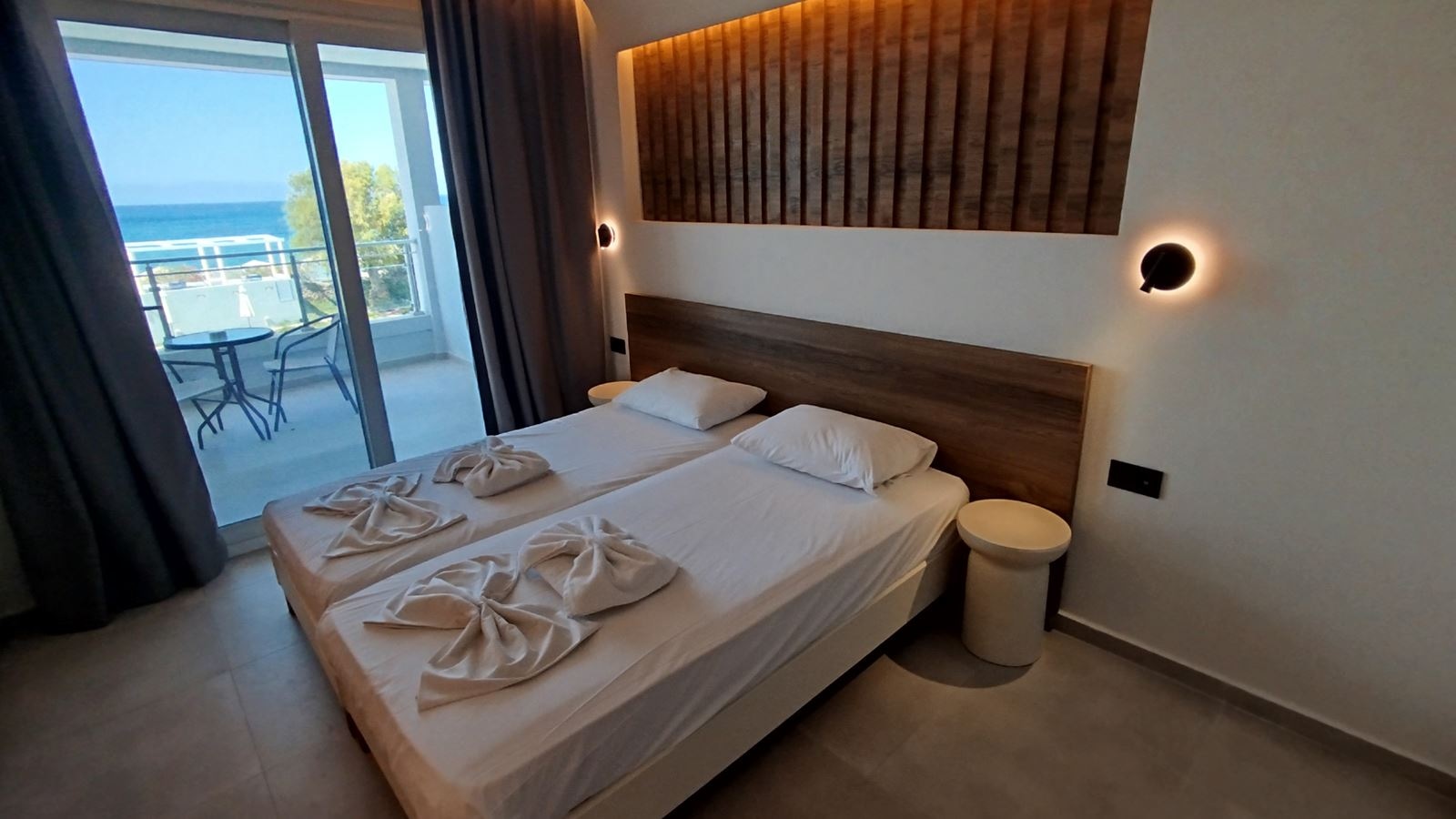 rooms-double-room-balcony-sea-view