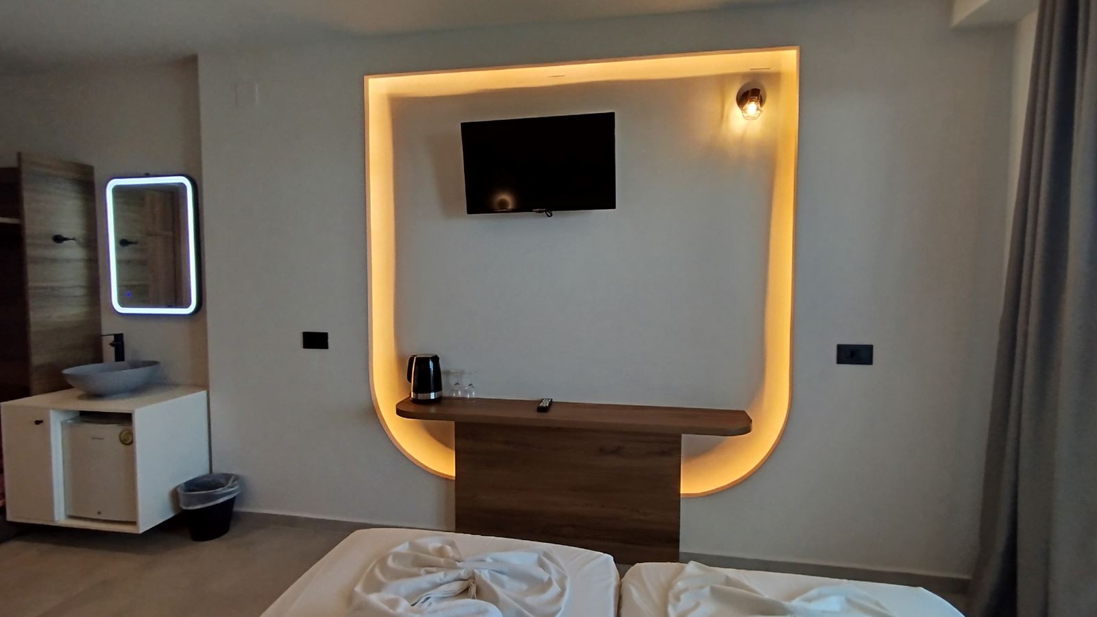 rooms-double-room-balcony-sea-view