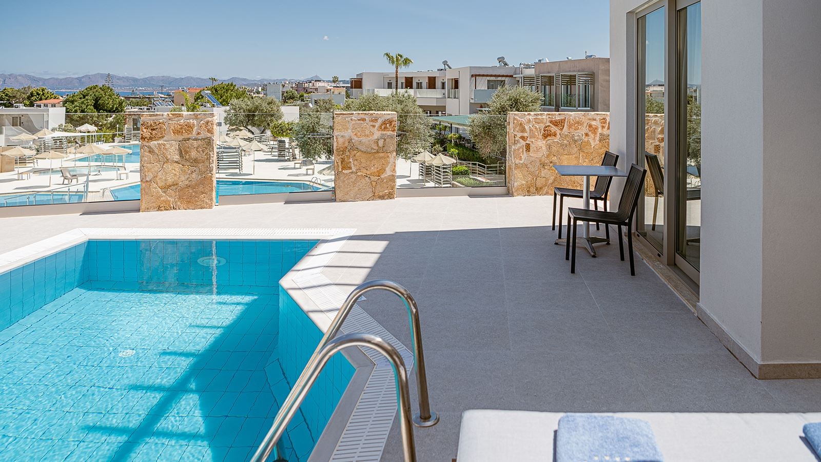 rooms-suite-with-private-pool