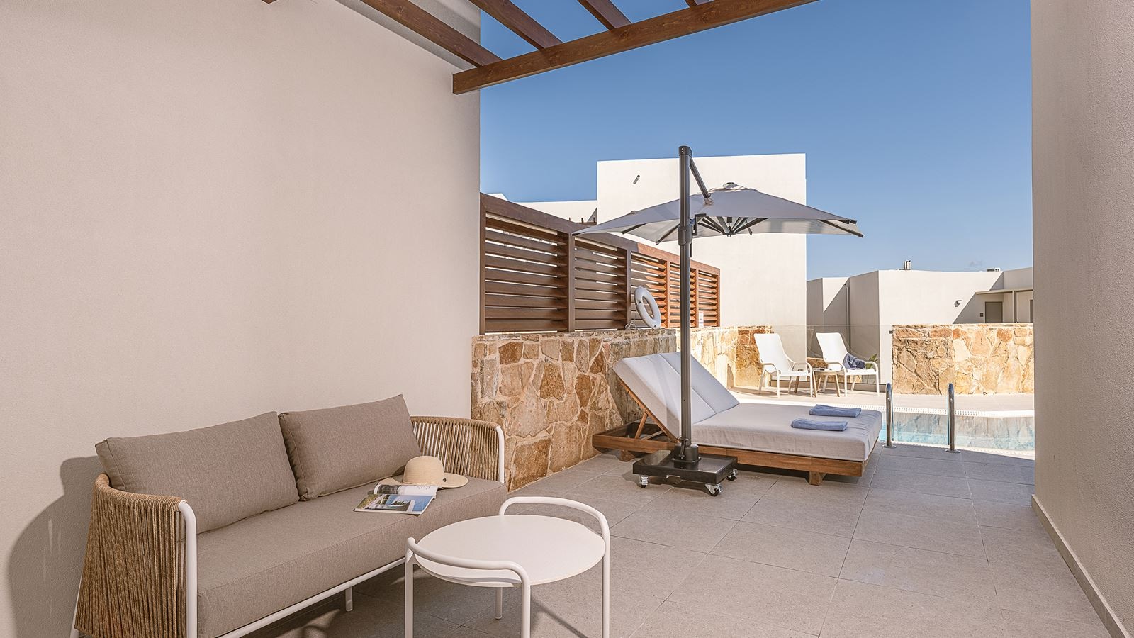 rooms-suite-with-private-pool