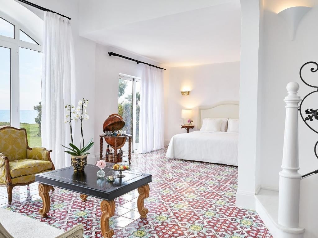 rooms-3-bedroom-luxury-villa-with-direct-access-to-the-beach