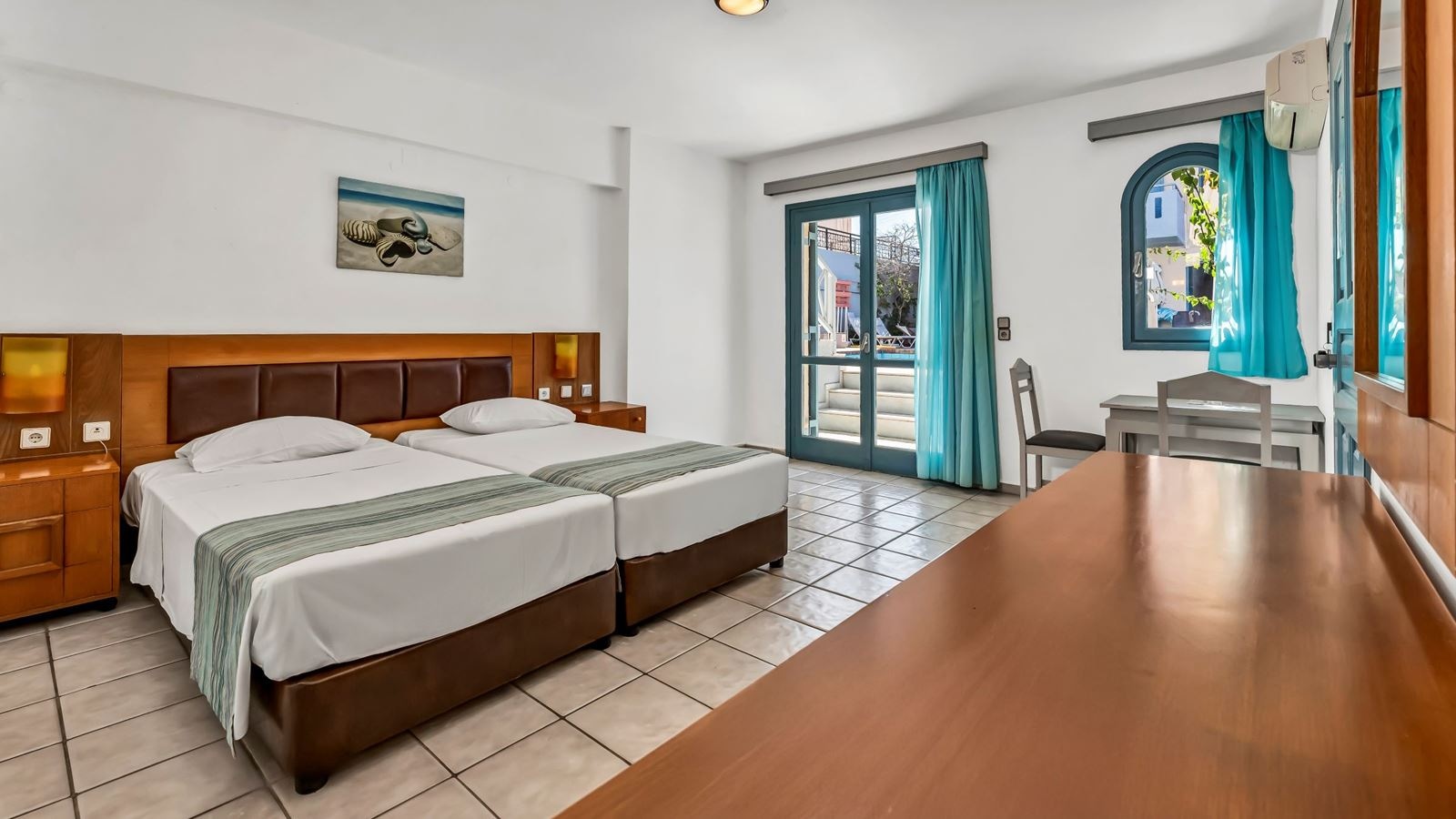 rooms-double-or-triple-pool-front