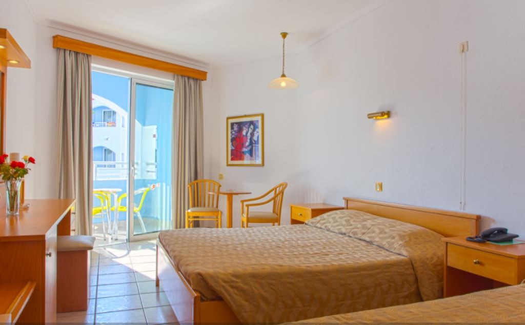 rooms-standard-room--side-sea-view-balcony