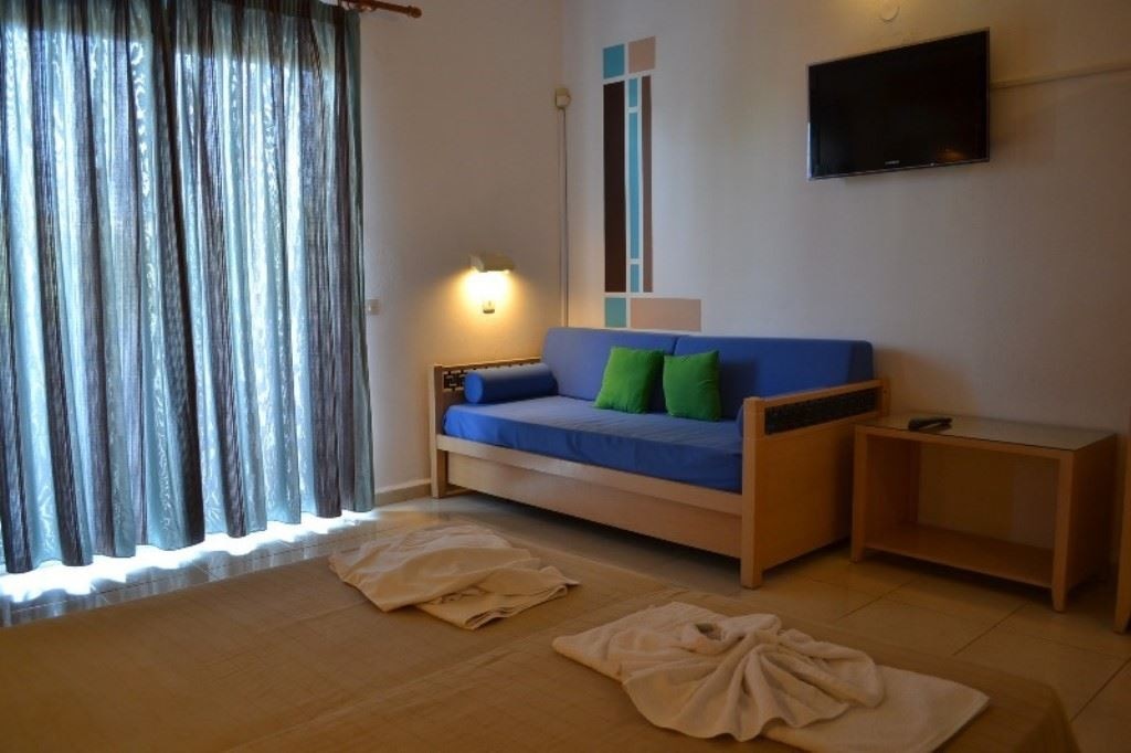 rooms-studio-pool-view