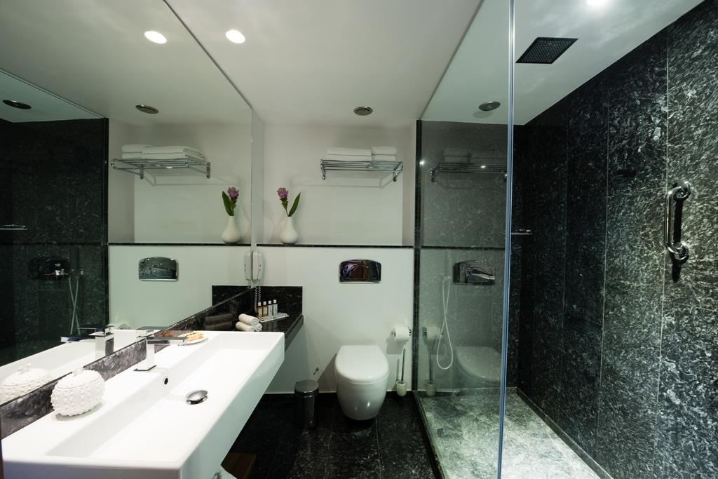 rooms-classic-room-urban-view