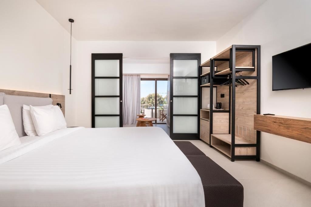 rooms-one-bedroom-suite-land-view