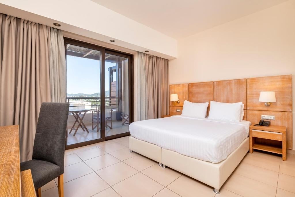rooms-one-bedroom-suite-land-view