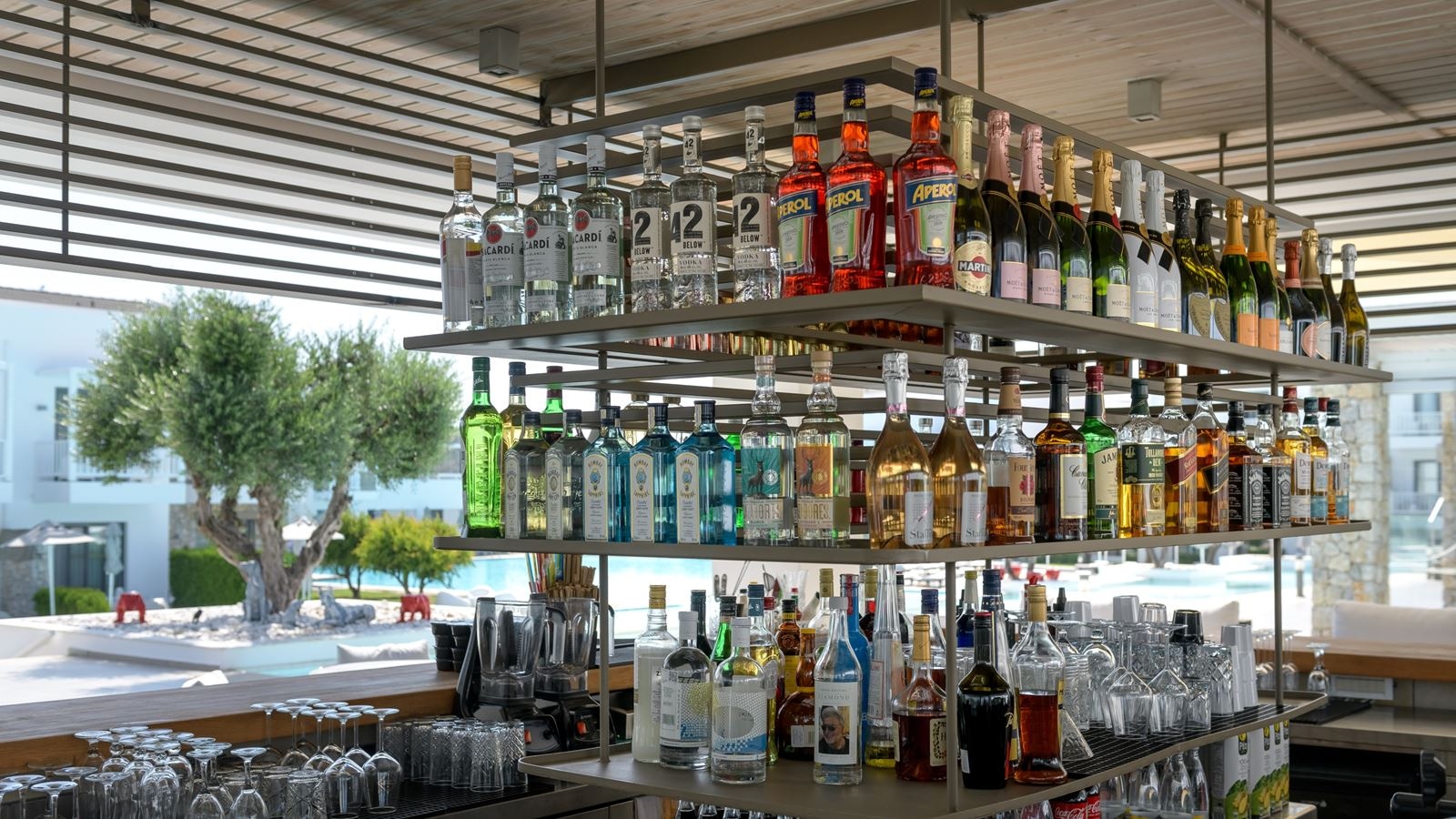 bars-radiant-pool-bar