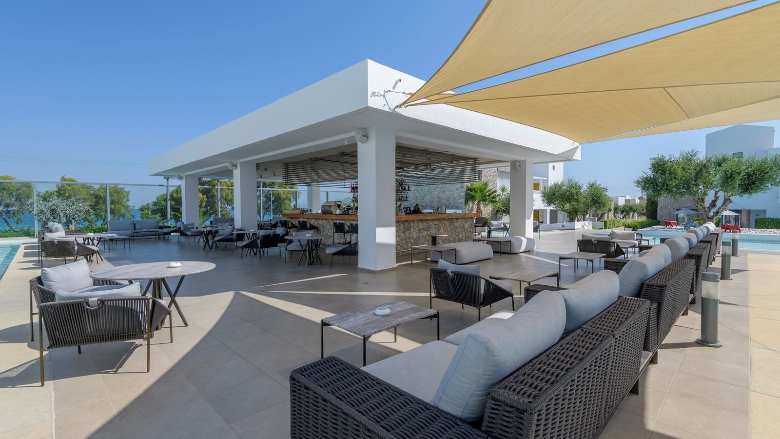 bars-radiant-pool-bar