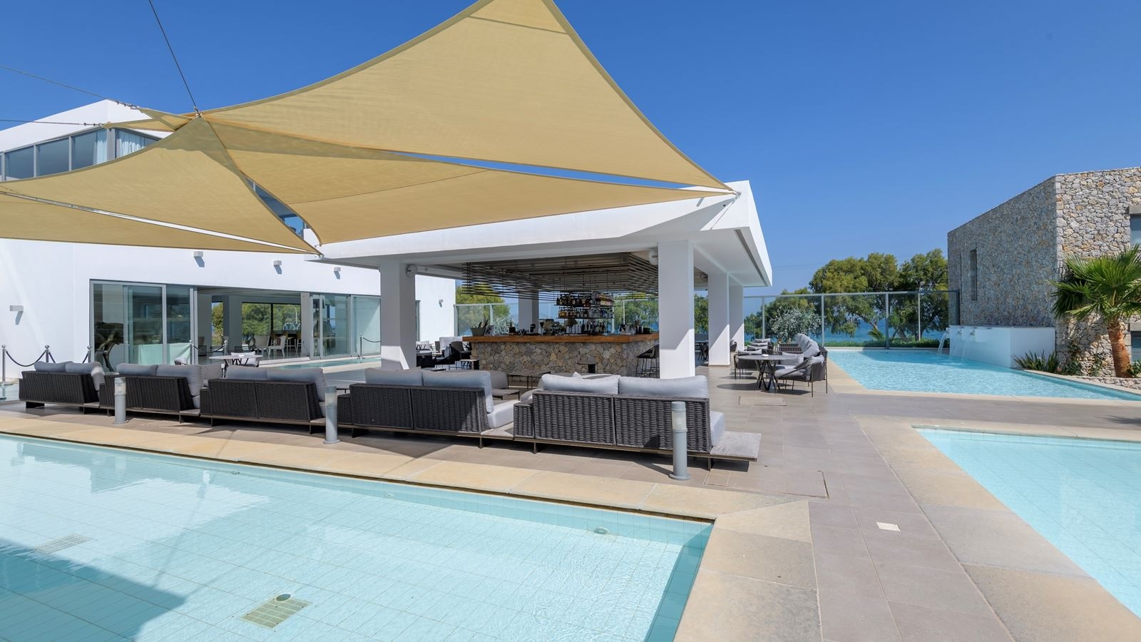 bars-radiant-pool-bar