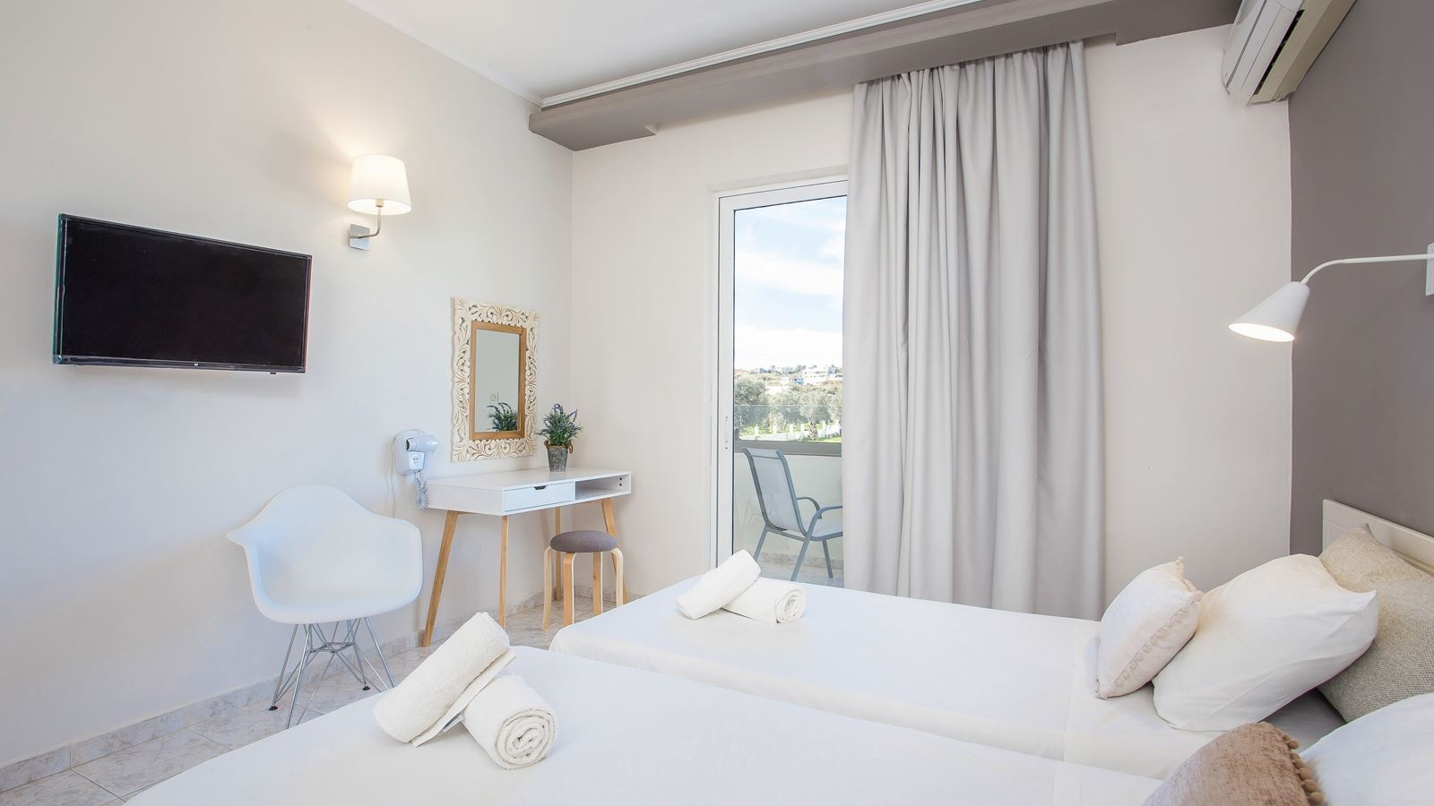 rooms-standard-double-room-with-balcony