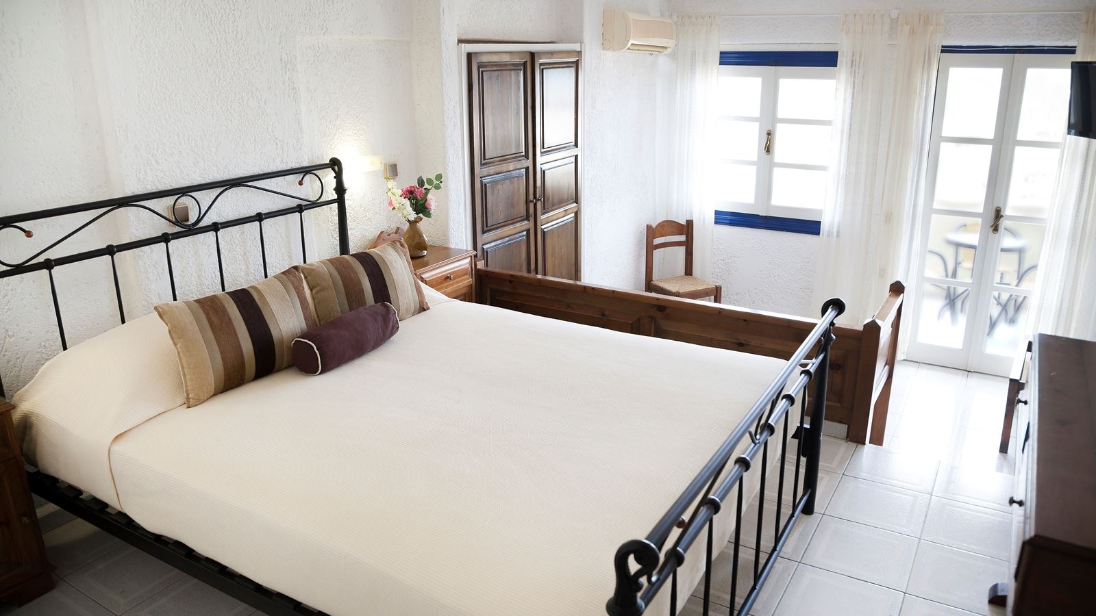 rooms-family-room-one-bedroom