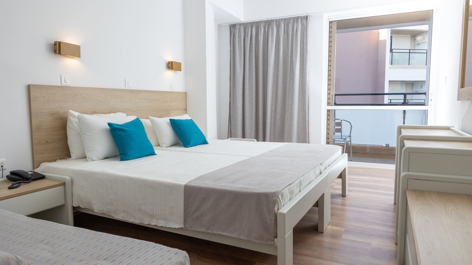 rooms-room-triple-balcony-or-terrace