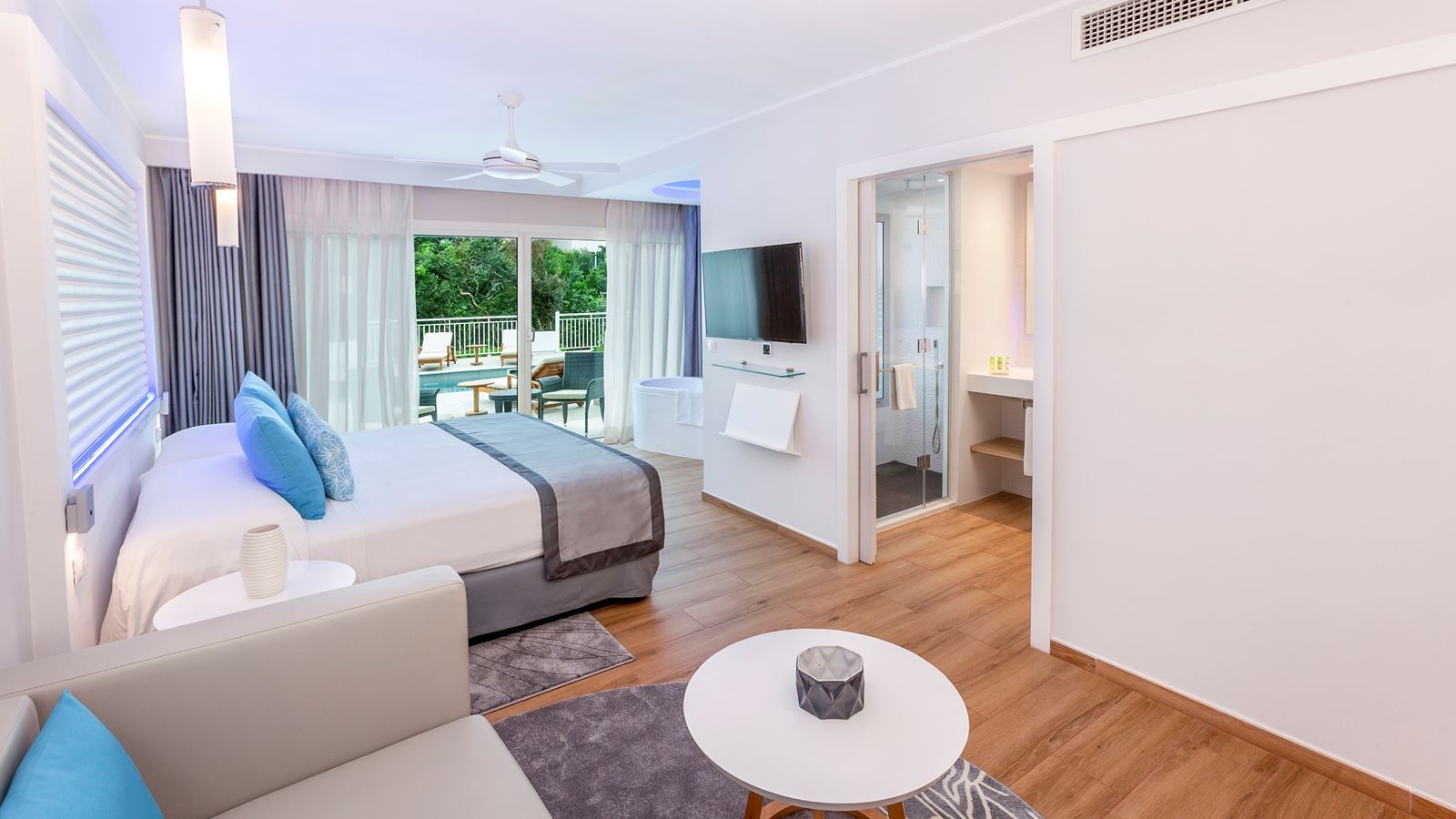 rooms-junior-suite-garden-swimup-royal-service