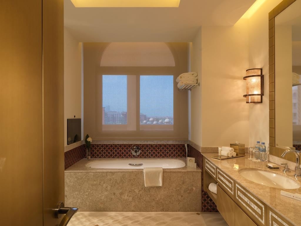 rooms-deluxe-room-pearl-view