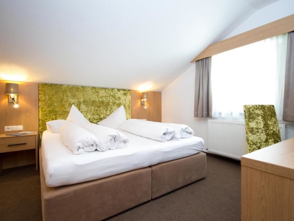 rooms-double-deluxe-room-with-extra-bed
