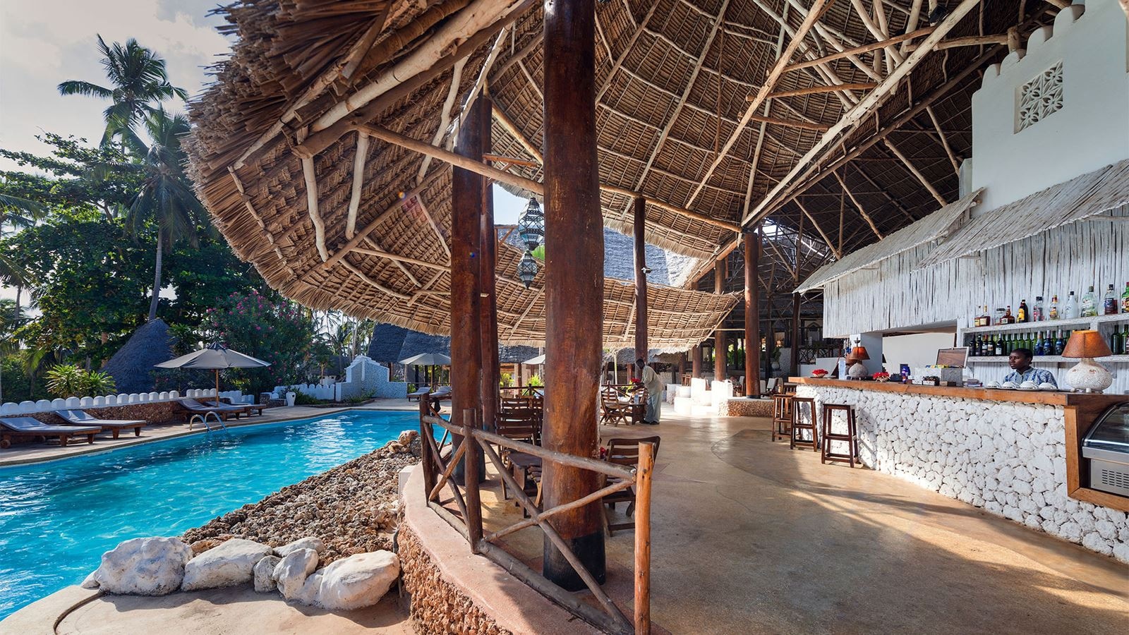 restaurants-poolside-bar