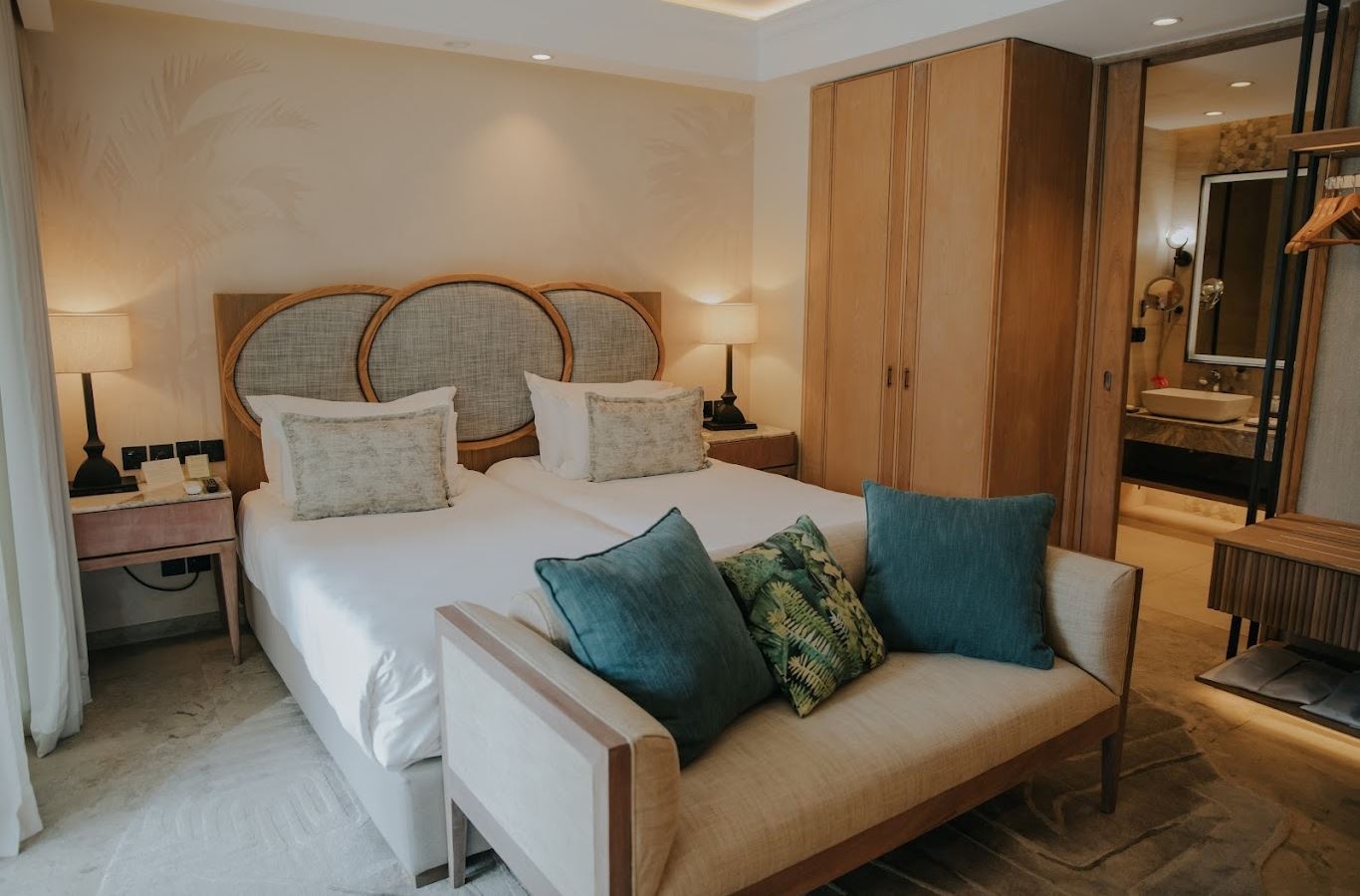 rooms-family-beachfront-suite-pool-villa