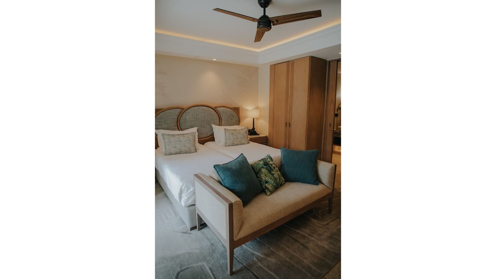 rooms-family-beachfront-suite-pool-villa